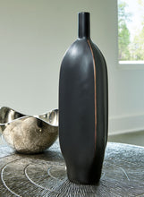 Load image into Gallery viewer, Rhaveney - Vase - Medium