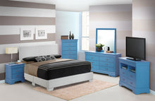 Load image into Gallery viewer, Elegant Platform Bed For Relaxed Spaces