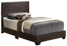 Load image into Gallery viewer, Elegant Platform Bed For Relaxed Spaces