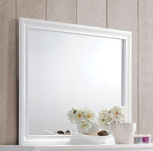 Load image into Gallery viewer, Naima - Minimalist Design Mirror
