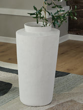 Load image into Gallery viewer, Flurinworth Vase - Ego Home Furniture