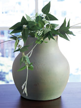 Load image into Gallery viewer, Baychester Vase