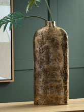 Load image into Gallery viewer, Wallmond Vase - Ego Home Furniture