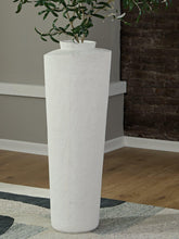 Load image into Gallery viewer, Flurinworth Vase - Ego Home Furniture