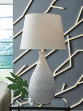 Load image into Gallery viewer, Wyattford Table Lamp - Ego Home Furniture