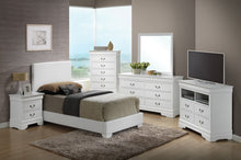 Load image into Gallery viewer, Elegant Platform Bed For Relaxed Spaces