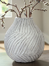 Load image into Gallery viewer, Shelvie - Vase