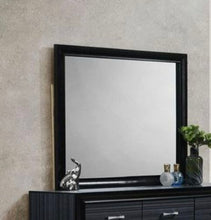 Load image into Gallery viewer, Naima - Minimalist Design Mirror