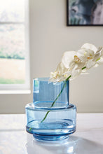 Load image into Gallery viewer, Bealen - Vase
