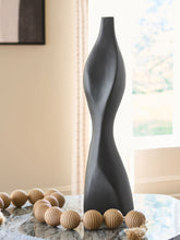 Load image into Gallery viewer, Judsen - Vase
