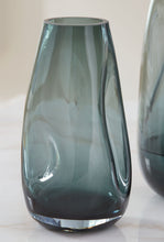 Load image into Gallery viewer, Beamund - Vase - 9"
