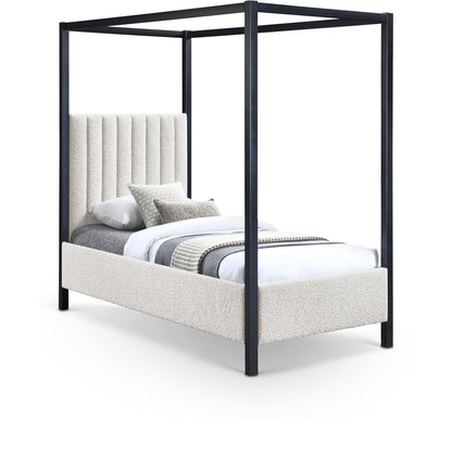 Kelly - Bed