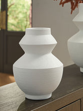 Load image into Gallery viewer, Naveen - Vase
