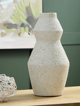 Load image into Gallery viewer, Dawthorne - Vase
