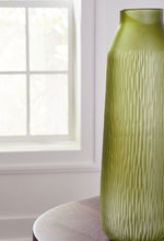 Load image into Gallery viewer, Scottyard - Vase
