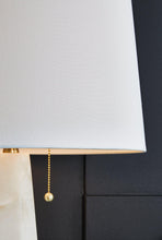 Load image into Gallery viewer, Laurellen Table Lamp - Ego Home Furniture
