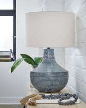 Load image into Gallery viewer, Schylarmont Table Lamp
