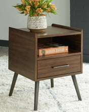 Load image into Gallery viewer, Calmoni End Table
