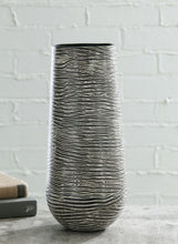 Load image into Gallery viewer, Fynn - Vase
