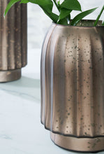 Load image into Gallery viewer, Briarcott - Vase
