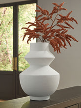 Load image into Gallery viewer, Naveen - Vase
