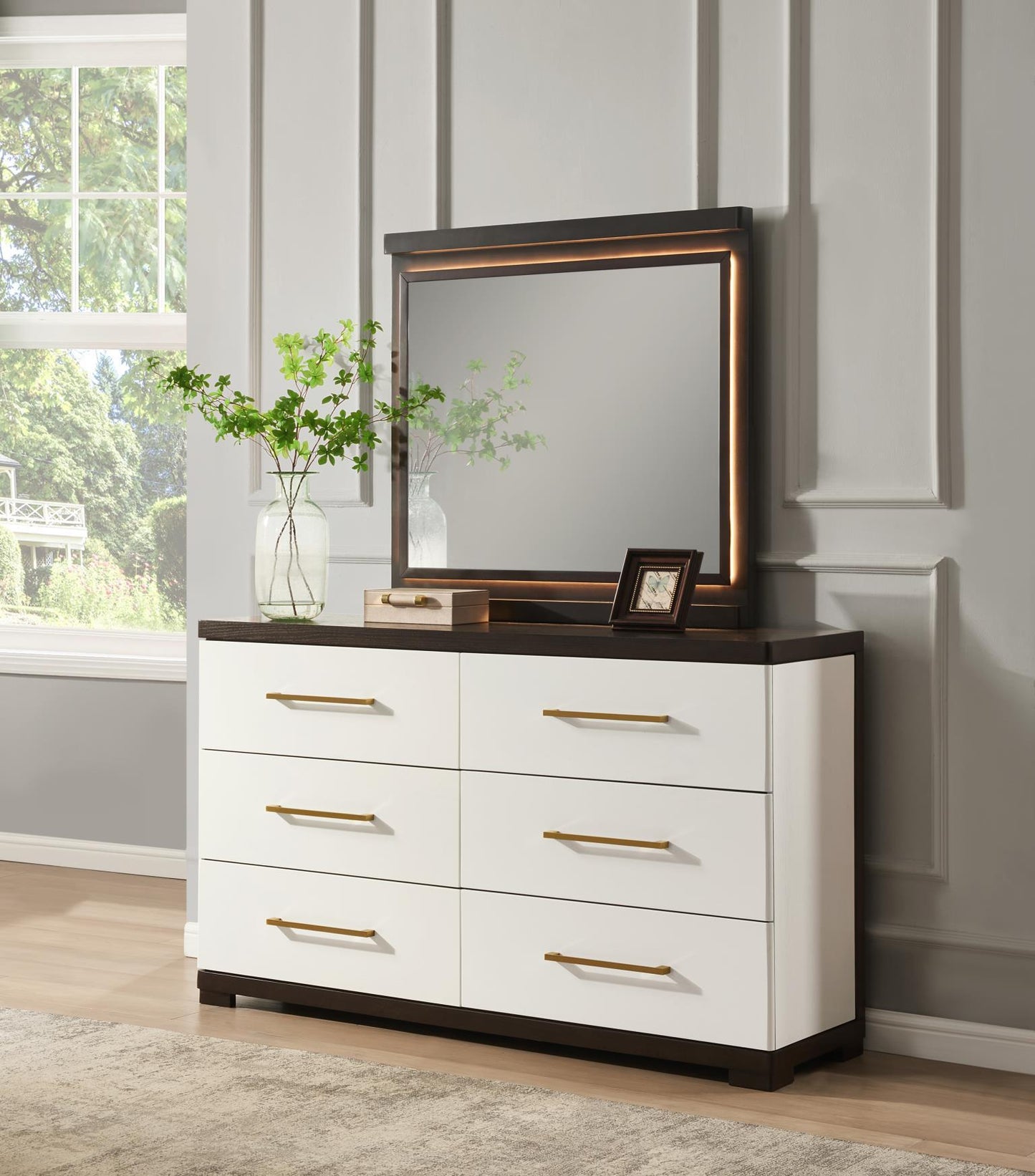 B126 - Dresser - White
