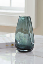 Load image into Gallery viewer, Beamund - Vase - 9"
